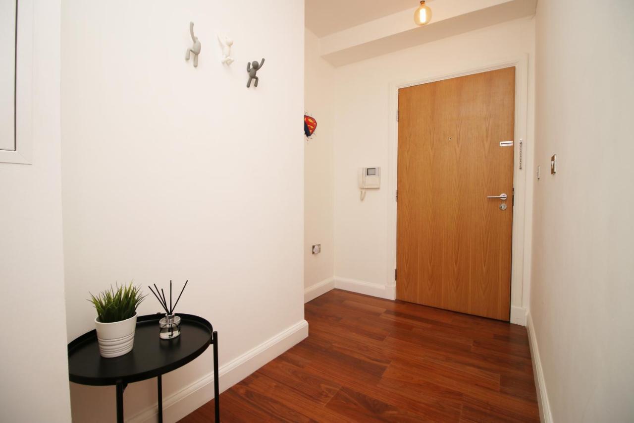 No 2 Under The Clock By Ssw - 2Br, Right In The City Centre, Sleeps 6 Κάρντιφ Εξωτερικό φωτογραφία