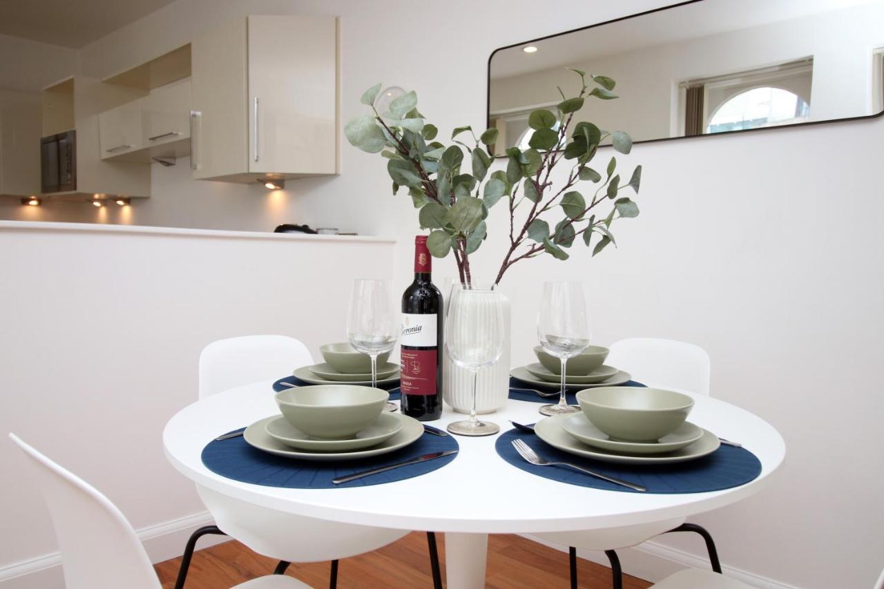 No 2 Under The Clock By Ssw - 2Br, Right In The City Centre, Sleeps 6 Κάρντιφ Εξωτερικό φωτογραφία