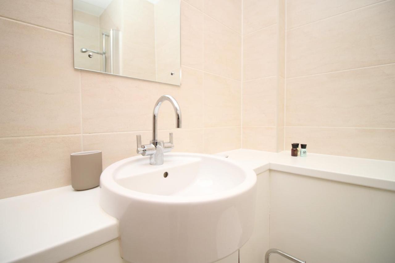 No 2 Under The Clock By Ssw - 2Br, Right In The City Centre, Sleeps 6 Κάρντιφ Εξωτερικό φωτογραφία
