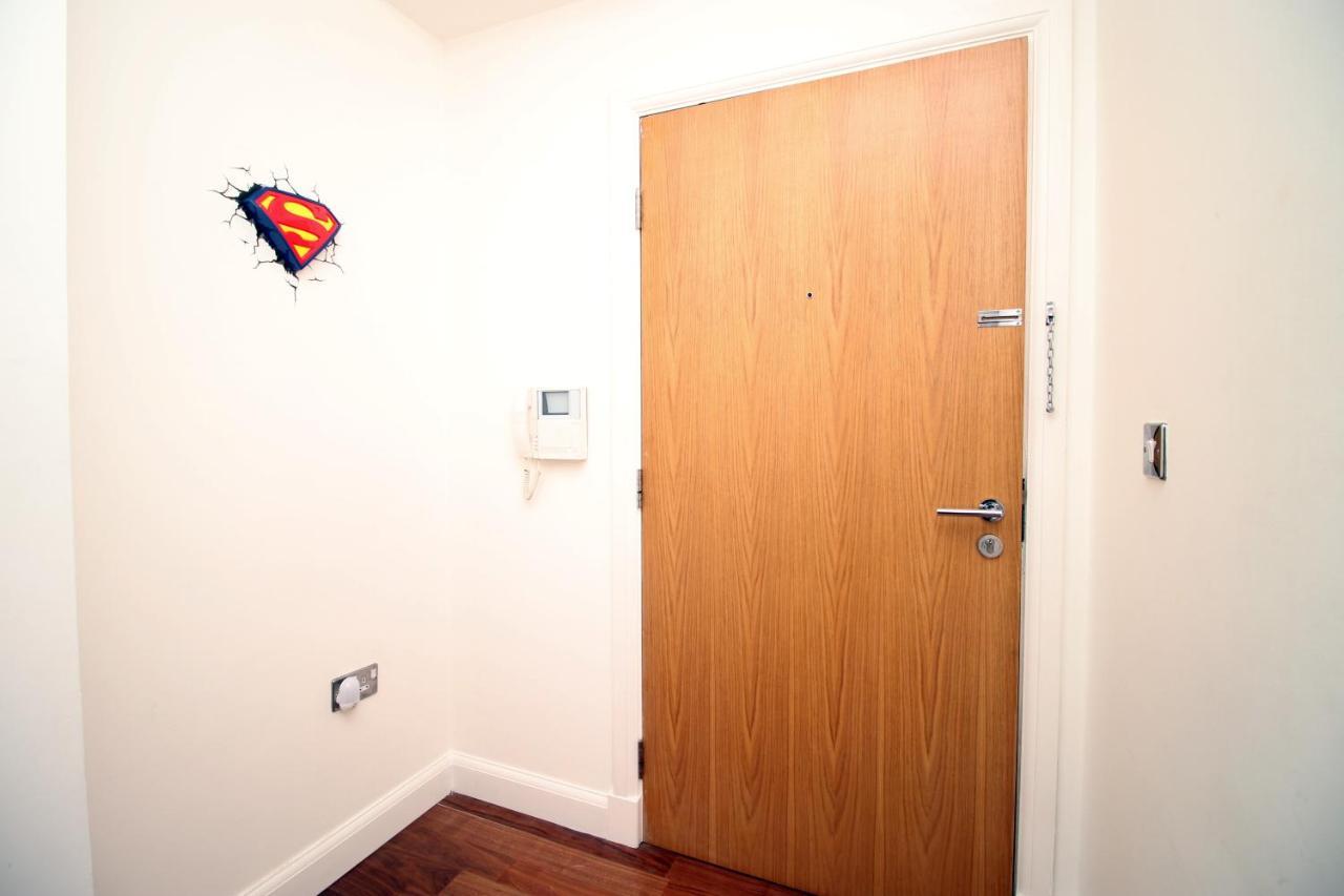 No 2 Under The Clock By Ssw - 2Br, Right In The City Centre, Sleeps 6 Κάρντιφ Εξωτερικό φωτογραφία